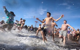 Hàng ngàn người bơi trong nước giá lạnh mừng năm mới
