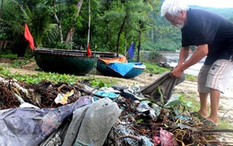 ​Ông lão nhặt rác bãi biển Nam Ô