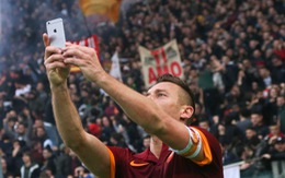 Totti lập cú đúp giúp Roma giật một điểm từ Lazio