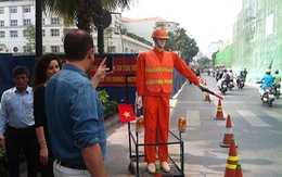Người đi đường thích thú với “robot” điều tiết giao thông