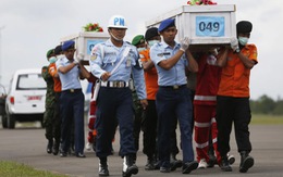 Máy bay AirAsia bay cao bất thường là do... gió