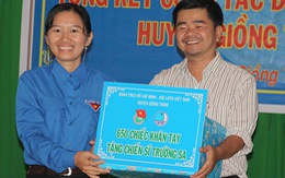 Học sinh Bến Tre thêu 650 khăn tay tặng chiến sĩ Trường Sa