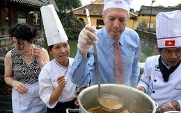 ​Đại sứ Hoa Kỳ học nấu bún bò Huế