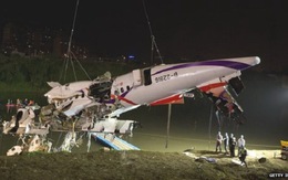 Trục vớt máy bay rơi xuống sông ở Đài Loan