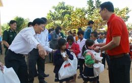 Tuổi Trẻ tặng quà tết cho học sinh biên giới Bình Phước