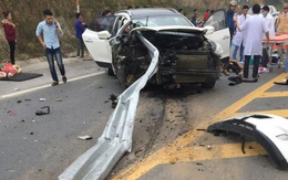 Lao vào rào chắn, ôtô bị đâm toạc trên cao tốc Lào Cai
