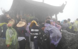 ​Hàng ngàn du khách đội mưa gió lớn hành hương lên đỉnh Yên Tử
