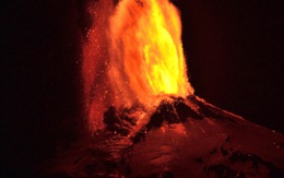 ​Núi lửa phun dung nham cao 3km, hơn 3.000 người sơ tán