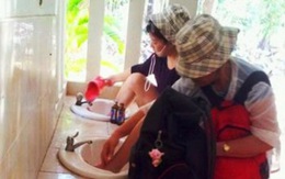 Người Trung Quốc rửa chân trên bồn rửa mặt ở Thái Lan