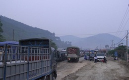 ​Hàng trăm xe tải dồn ứ trên đèo Mang Yang