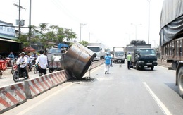 Cuộn thép gần 20 tấn rơi, người đi đường hú vía