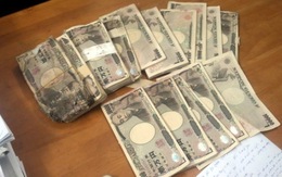 Người mua ve chai đến công an làm thủ tục nhận 5 triệu yen