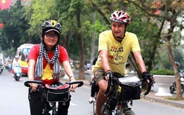 ​Cặp đôi đạp xe từ TP.HCM đến Paris