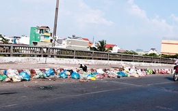 Những cây cầu đầy... rác ở Sài Gòn