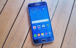 Samsung Galaxy S6 đen sapphire chuyển xanh đậm dưới ánh mặt trời