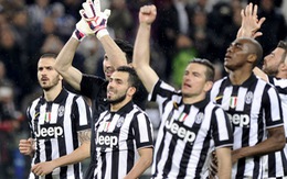 Tevez giúp Juventus thẳng tiến