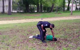 Luật sư bỏ rơi viên cảnh sát Mỹ bắn người da đen