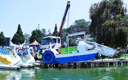 Thử nghiệm thiết bị thu gom tảo tại hồ Xuân Hương