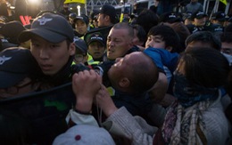 ​Người nhà nạn nhân phà Sewol đụng độ với cảnh sát