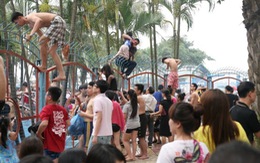 ​Điểm tin: Chen lấn, leo trèo vào công viên nước