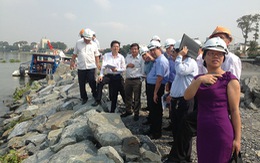 Đoàn công tác liên Bộ đi canô xem dự án lấn sông Đồng Nai