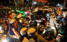 Sài Gòn kẹt cứng, người dân vất vả tìm đường về nhà