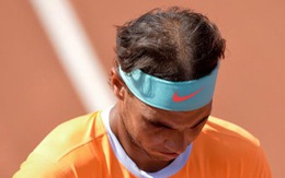 "Vua" Nadal bị hạ bệ trên mặt sân đất nện
