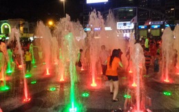 Tắm ở vòi phun nước ở quảng trường Nguyễn Huệ: phản cảm!