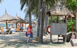 Resort  "cát cứ" bãi biển công cộng