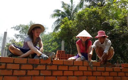 Học sinh Mỹ đi học xây nhà Việt