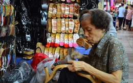 50 năm bán guốc mộc  ở chợ Bến Thành