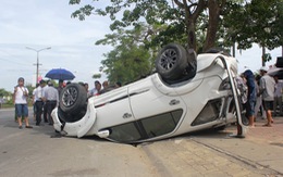 Xe Fortuner “phơi bụng” trên phố sau cú lộn vòng như phim