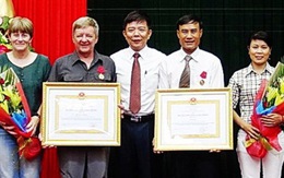Ông Hồ Khanh và ông Howard Limbert nhận Huân chương Lao động