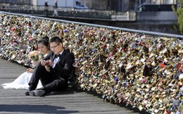 Pháp sẽ gỡ bỏ “khóa tình yêu” ở Paris