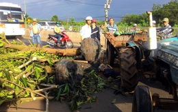 Xe máy cày lật, đè chết tài xế, QL1A kẹt xe 4km