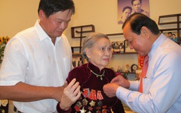 Phu nhân cố tổng bí thư Lê Duẩn nhận huy hiệu 70 năm tuổi Đảng