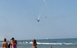 ​Video máy bay biểu diễn đâm nhau, rớt xuống biển