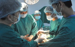 Phẫu thuật thành công bé gái có trái tim ngoài lồng ngực