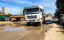 Xe container cày nát đường