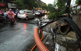 Mưa gió cấp 9 ở Hà Nội: 2 người chết, hàng trăm ôtô, xe máy hư hại