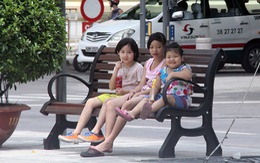 Lắp đặt 20 băng ghế đầu tiên trên quảng trường Nguyễn Huệ