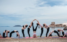 Yoga đón bình minh trên biển Nha Trang