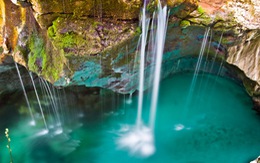 ​Tuyệt sắc dòng sông màu xanh lơ ở Slovenia