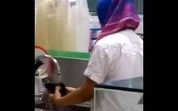 Đuổi việc nhân viên quầy ăn rửa giầy trong bồn rửa chén