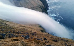 ​Sương mù bồng bềnh trôi như thác đổ ở Iceland