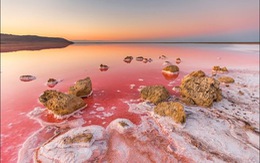 Chiêm ngưỡng hồ nước mặn có màu đỏ như máu ở Crimea