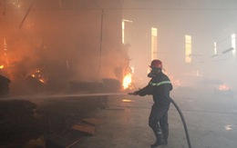 Cháy nổ xưởng sơn trong khu dân cư