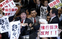 Náo loạn tại Quốc hội Nhật vì dự luật phòng vệ tập thể