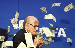 Chủ tịch Sepp Blatter bị ném tiền vào mặt