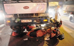 Xe tải lùa dòng xe dừng đèn đỏ, 4 người bị thương